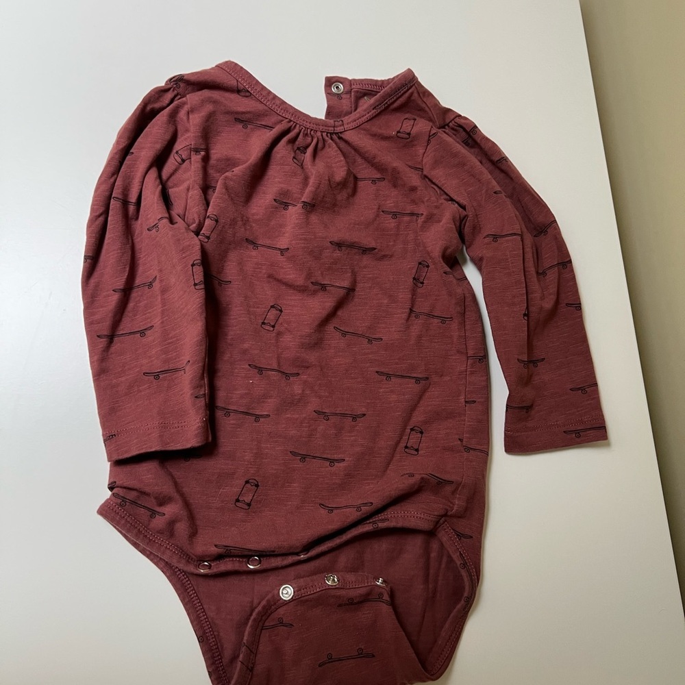 Kate Quinn “Little Liam” Skateboard Print Onesie/Bodysuit‎